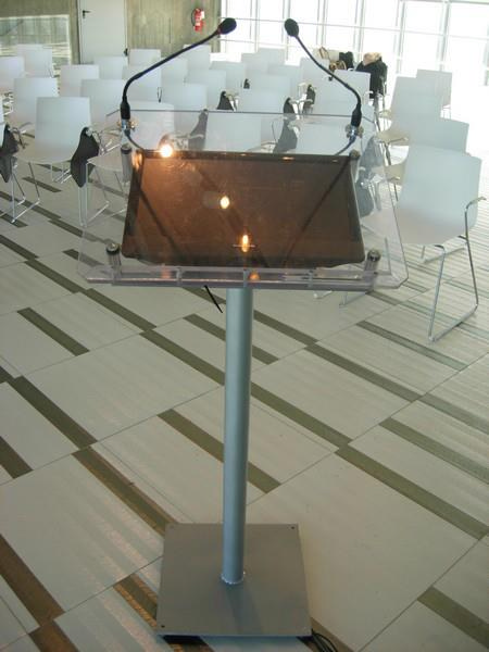 Noleggio Leggio plexiglass con lcd e microfoni a Milano
